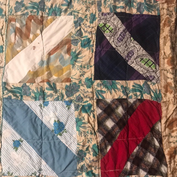 QUILT, COLORFUL, Patchwork VINTAGE FABRIC. 68”x88 looks better in Person. 🔎❤️👀 - Picture 10 of 16